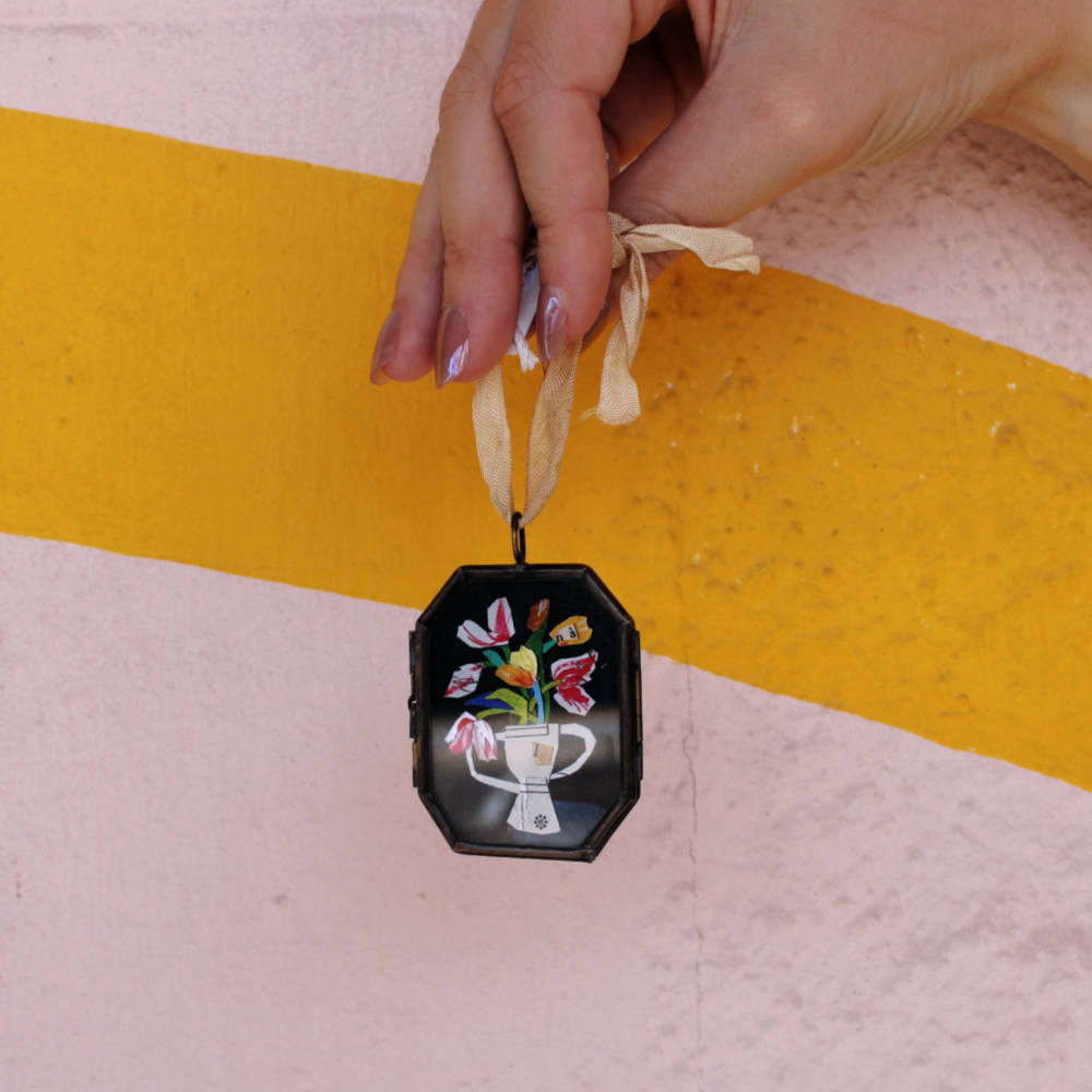 tulips-en-trophe-fine-art-wall-locket-objet-d-art